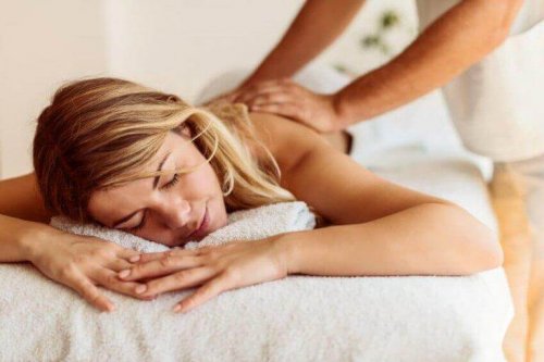Eine Frau bekommt eine Massage.
