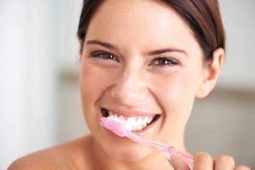 Frau putzt Zähne