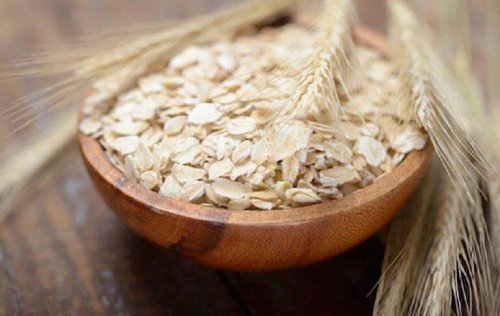 Ein Holzlöffel voller Hafer hilft bei der morgendlichen Müdigkeit.