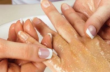 Hausgemachtes Peeling für die Hand- und Fußpflege