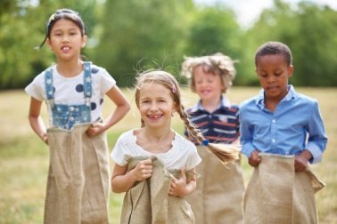 Spielen an der frischen Luft: warum es so wichtig ist