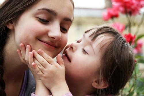 Kind mit Down-Syndrom und seine Schwester