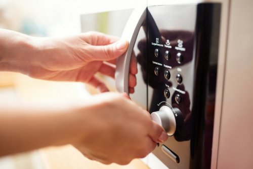 Küchenschwamm in der Mikrowelle desinfizieren