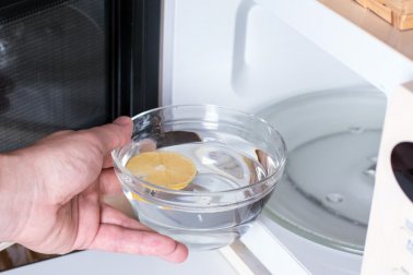 Natürliche Reinigungsmittel für Herd und Mikrowelle