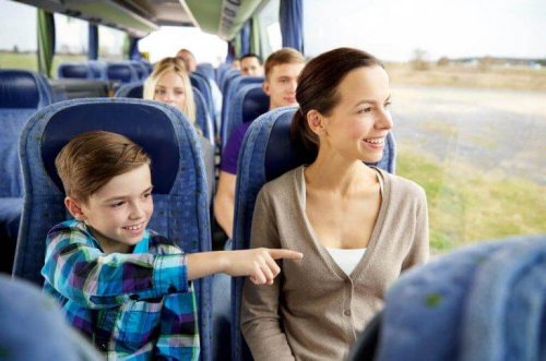 Mutter und Sohn fahren mit dem Zug für mehr Bewegung im Alltag.