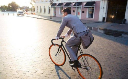 Ein Mann fährt mit dem Fahrrad.