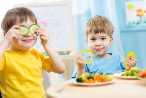 Kinder spielen mit Essen
