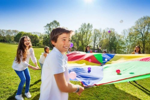 Kinder spielen im Freien
