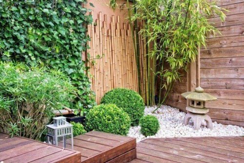Eine Ecke auf der Terrasse ist zu einem Garten umgewandelt worden.