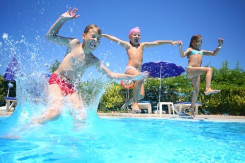 im Kindesalter im Schwimmbad spielen
