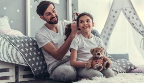Kind und Babysitter