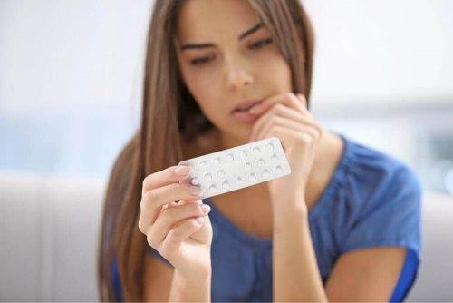 Frau nimmt Pille