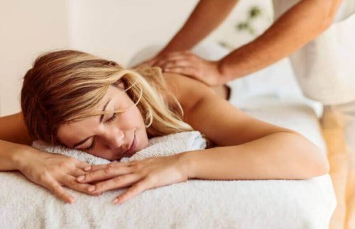 Eine Bauchmassage kann gegen Verstopfungen bei Kindern helfen