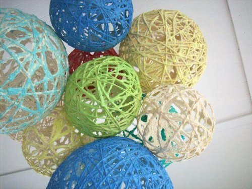 Schnurballons sind kleine Kunsthandwerke, die sich gut für ein Kinderzimmer oder eine Party eignen