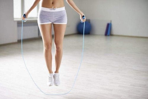 Seilspringen erfordert eine direkte Anstrengung deiner Wadenmuskeln