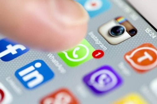 Zuviel Zeit in sozialen Netzwerken zu verbringen kann sich negativ auf die Beziehung auswirken