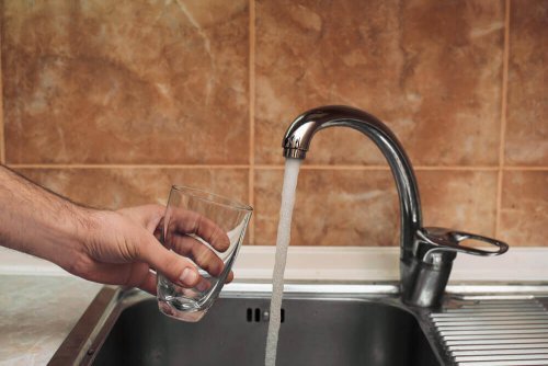 Bei Wasser aus dem Wasserhahn sollte der Verbraucher auf Gerüche achten