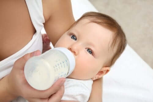 Baby wird gefüttert