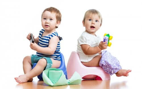 Kinder auf dem Klo