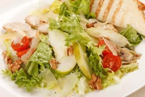 Ein Caesar-Salat mit Apfelscheiben.