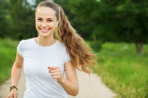Frau geht joggen