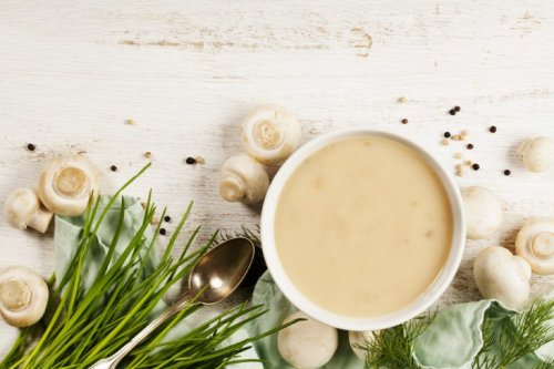 Gemüsecremesuppe mit Champignons