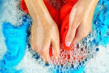 Spülmittel, um Kragen und Manschetten zu reinigen