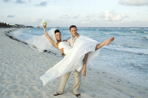 Pärchen am Strand in den Flitterwochen
