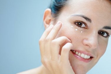 Augenpartie pflegen: 6 Tipps