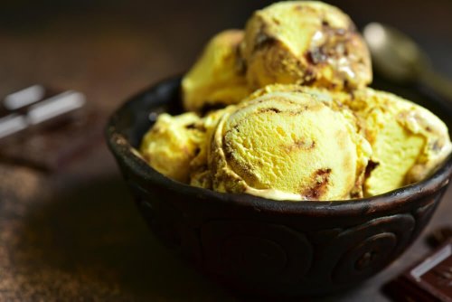 Zimteis mit Bananen und Zitrone