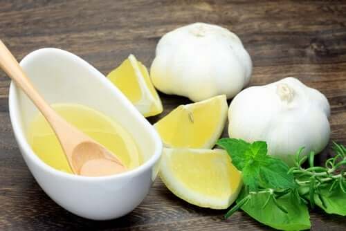 Zitrone mit Knoblauch