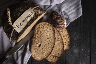 Hausgemachtes Brot aus Roggen und Dinkel
