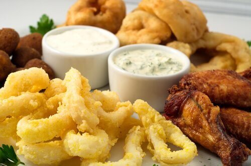 Geschmorter Tintenfisch isst sich gut mit einer Portion Kartoffeln als Beilage
