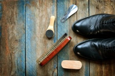 So reinigst und pflegst du Lederschuhe