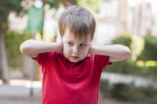 Autismusforschung: Junge hält sch wegen Hypersensibilität die Ohren zu