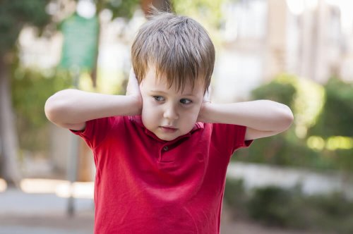 Autismusforschung: Junge hält sch wegen Hypersensibilität die Ohren zu