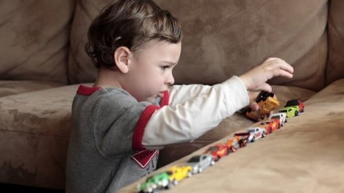 Autismusforschung: Kind spielt mit Autos