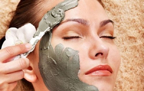 Frau mit Gesichtsmaske aus Tonerde