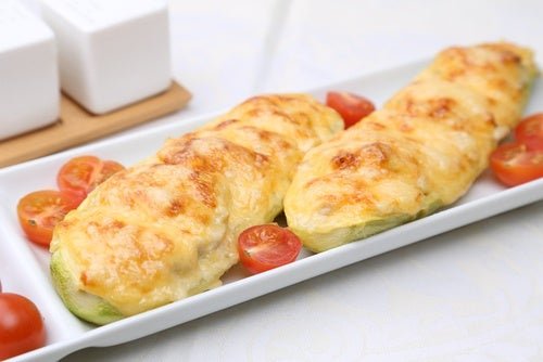 Gefüllte Zucchini mit Käse überbacken