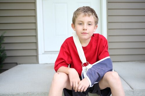 Junge mit Armschlinge
