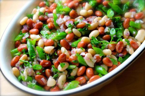 Eine Schüssel gefüllt mit Salat aus roten Linsen.