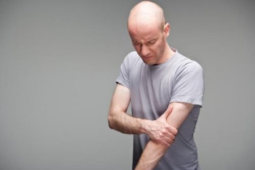 Mann mit Tendinopathie der Bizepssehne