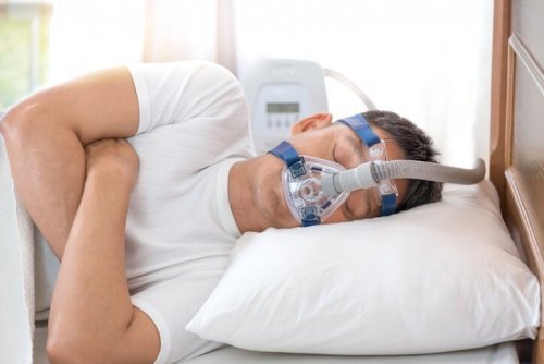 Schlafapnoe-Syndrom: Mann mit Atemmaske