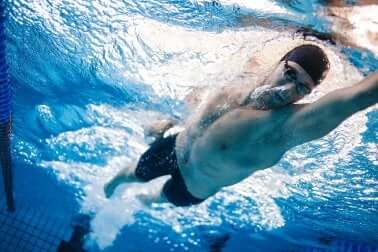 Gelenkschonende Übungen: Schwimmen