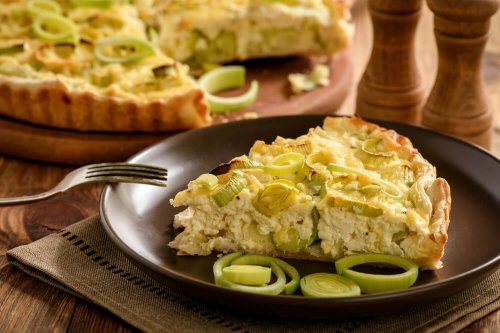 Stück Gemüse-Käse-Quiche auf einem Teller