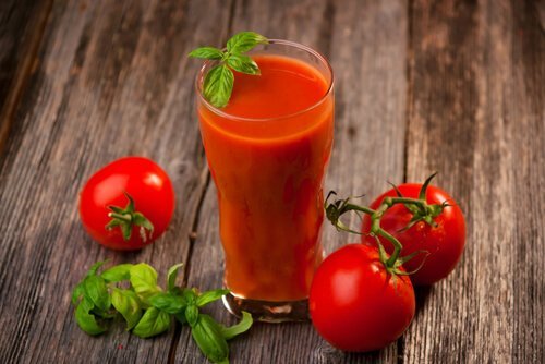 Tomatensaft kann bei einem Sonnenstich helfen