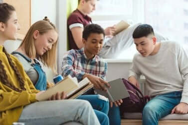 vorpubertäre Kinder beim Lesen