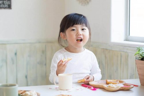 Übergewichtige Kinder: zwei Ernährungsmodelle zum Abnehmen