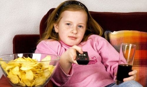 übergewichtige Kinder - Chips