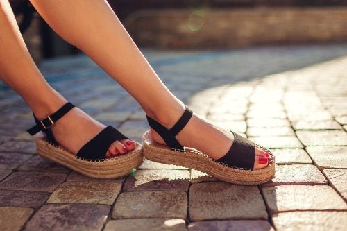 Schweißgeruch in Sandalen: Was tun?
